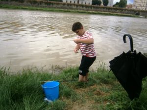 Pietro Biliotti, in azione di pesca con un'alborella.