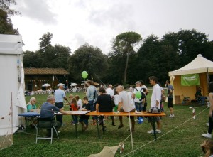 Mentre si aspetta il proprio turno per giocare, si chiedono informazioni sulla scuola di pesca